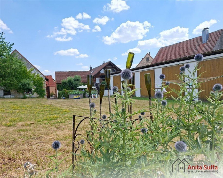Gartengel�nde mit Blick aufs Haus und Nebengeb�ude Zweifamilienhaus Dachsbach