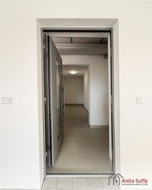 ZugangStellplatzHaus Lichtdurchflutetes Wohnen: KfW-55-Apartment mit Wintergarten, Aufzug und Doppelcarport!