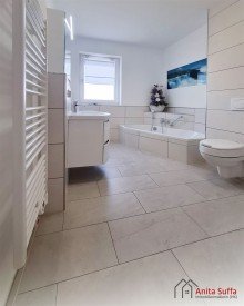 Badezimmer Lichtdurchflutetes Wohnen: KfW-55-Apartment mit Wintergarten, Aufzug und Doppelcarport!
