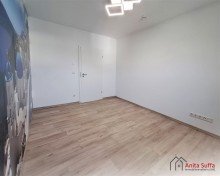 Zimmer2 Lichtdurchflutetes Wohnen: KfW-55-Apartment mit Wintergarten, Aufzug und Doppelcarport!