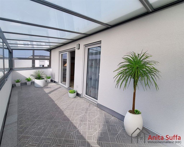 Titelbild Wachenroth Etagenwohnung Lichtdurchflutetes Wohnen: KfW-55-Apartment mit Wintergarten, Aufzug und Doppelcarport!