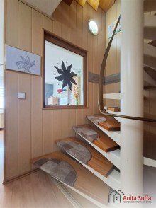 Treppenhaus mit Fenster ins Wohnzimmer Familienfreundliches Reihenhaus mit viel Platz auf drei Etagen