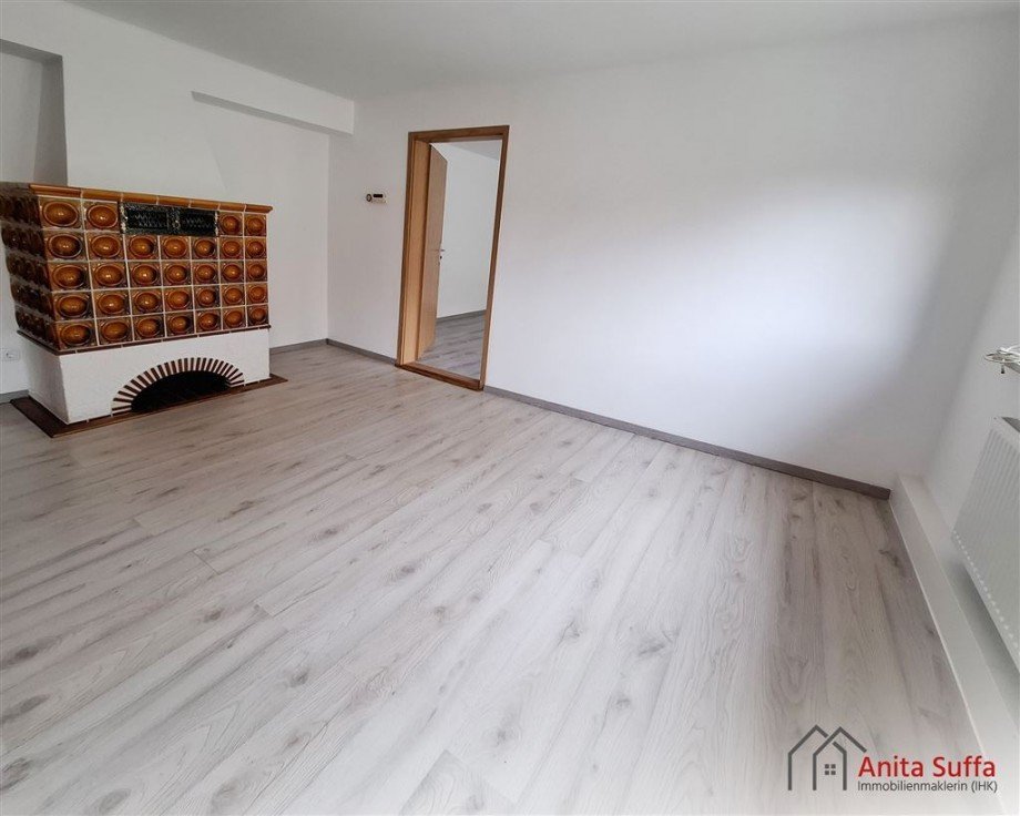 Wohnzimmer m. Kamin Etagenwohnung Neuhof a d Zenn