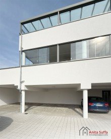 Stellplatz+Balkon Lichtdurchflutetes Wohnen: KfW-55-Apartment mit Wintergarten, Aufzug und Doppelcarport!