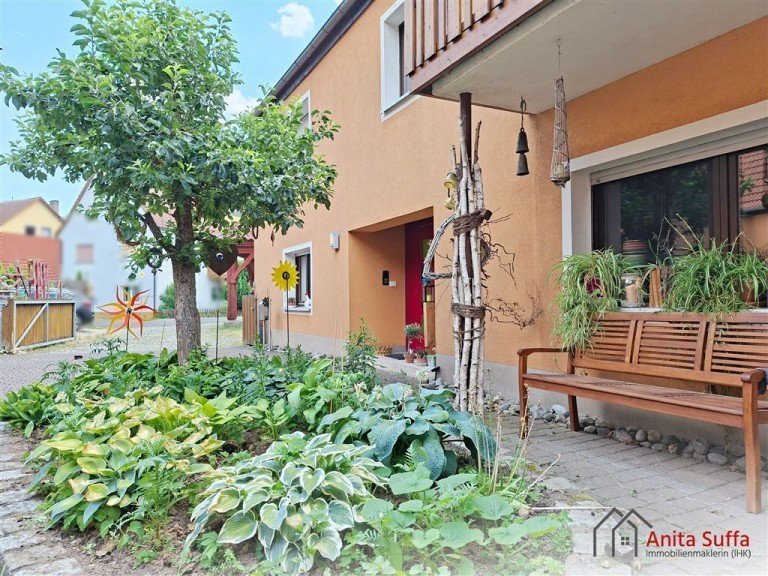 Eingangsbereich Dachsbach Zweifamilienhaus Tradition trifft Lebensqualit�t: Charaktervoller Dreiseitenhof mit gro�em Landgrundst�ck