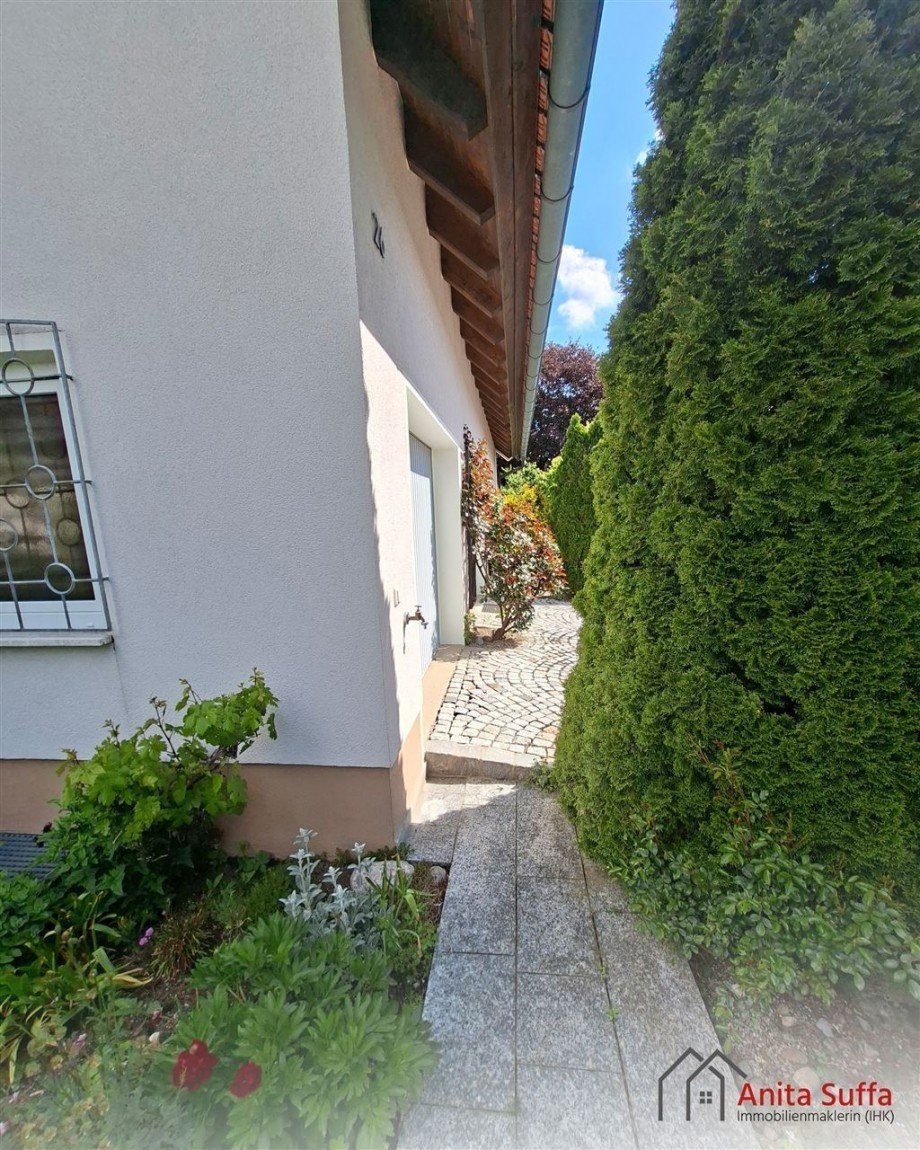 Weg zur Garage Zweifamilienhaus Markt Bibart