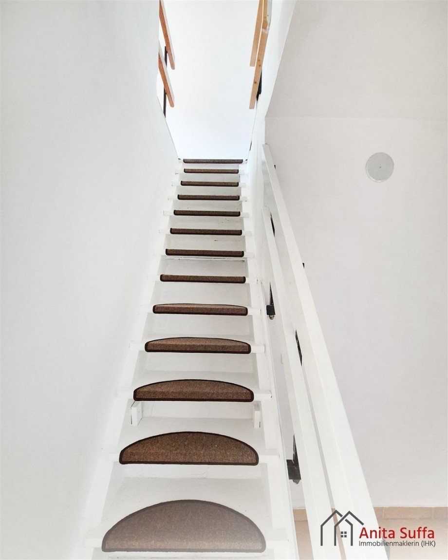 Holztreppe (rechts) zum OG Doppelhaush�lfte Diespeck
