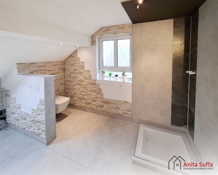 Bad OG Zweifamilienhaus Lonnerstadt