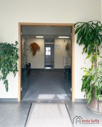 Bild (61f6857fa45e9983124161560e09fa6c): Gro�z�giges B�rogeb�ude mit optimaler Lage direkt an der B470!