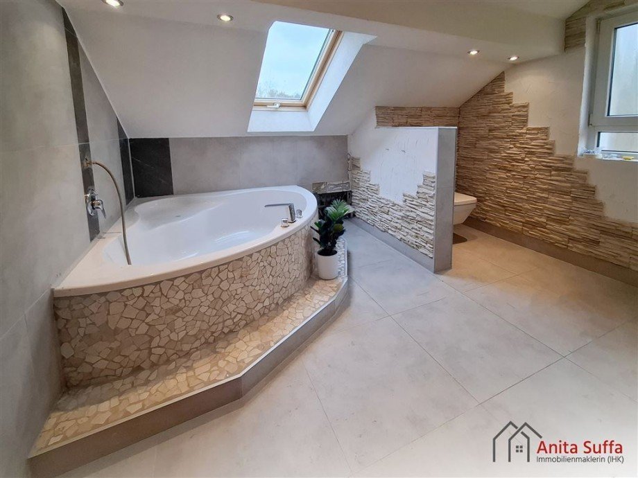 Bad OG Zweifamilienhaus Lonnerstadt