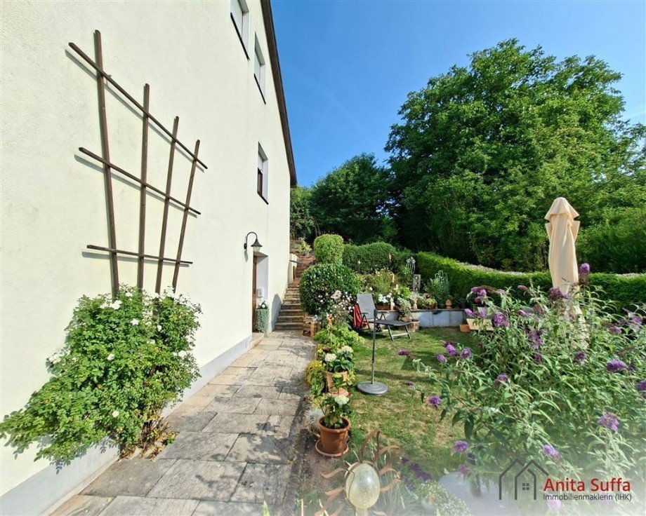 Eingangsbereich + Garten Mehrfamilienhaus M�nchsteinach