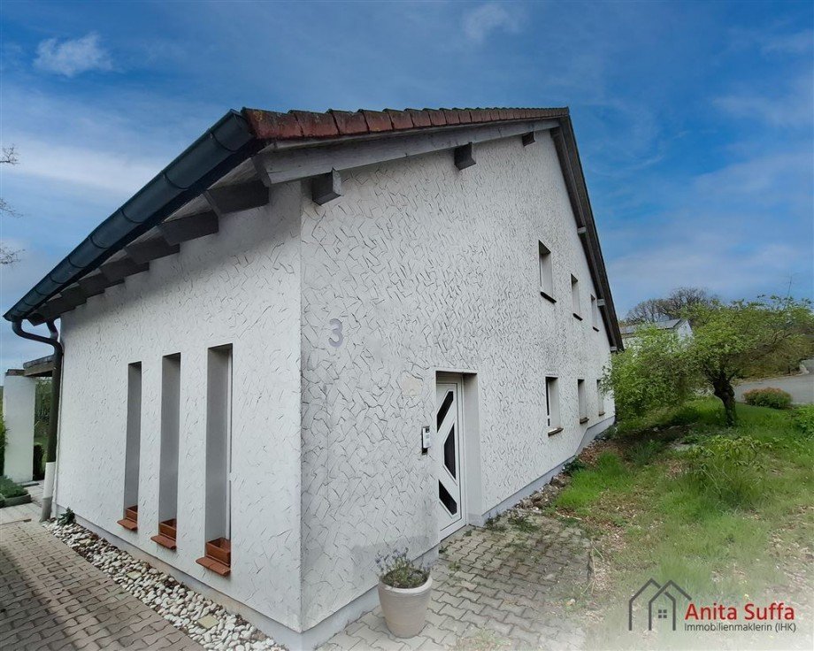 Vorderseite Zweifamilienhaus Lonnerstadt