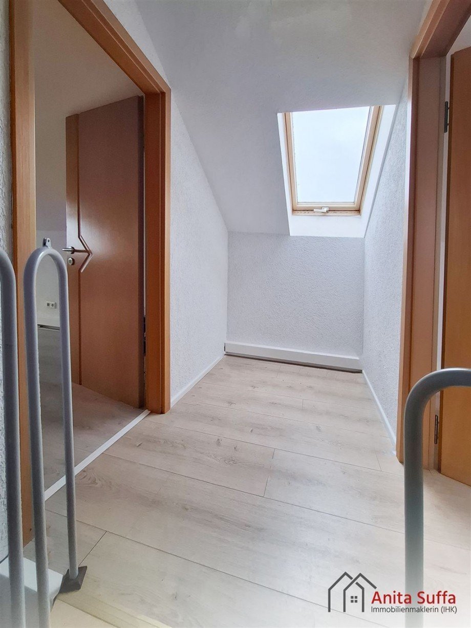 Flur DG Zweifamilienhaus Lonnerstadt