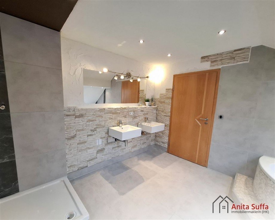 Bad OG Zweifamilienhaus Lonnerstadt