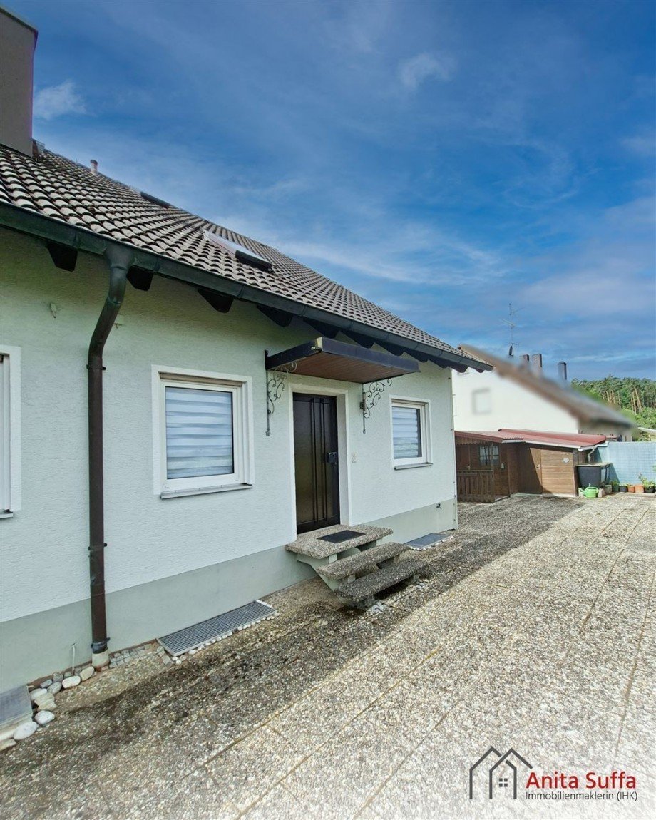 Eingang links Zweifamilienhaus Neuhof a d Zenn