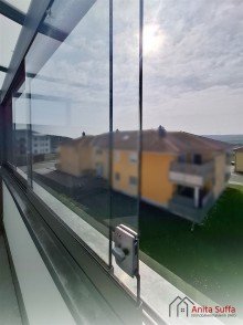 Schiebefenster Lichtdurchflutetes Wohnen: KfW-55-Apartment mit Wintergarten, Aufzug und Doppelcarport!