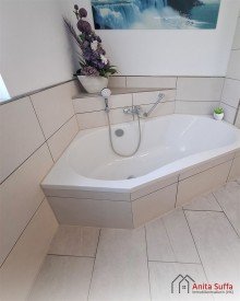 Badewanne Lichtdurchflutetes Wohnen: KfW-55-Apartment mit Wintergarten, Aufzug und Doppelcarport!