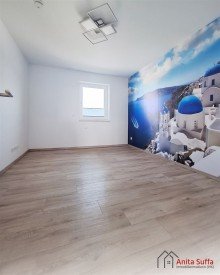 Zimmer2 Lichtdurchflutetes Wohnen: KfW-55-Apartment mit Wintergarten, Aufzug und Doppelcarport!