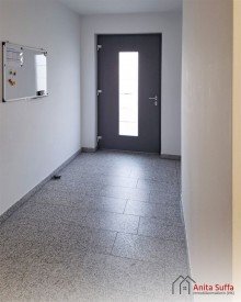 Hausflur Lichtdurchflutetes Wohnen: KfW-55-Apartment mit Wintergarten, Aufzug und Doppelcarport!