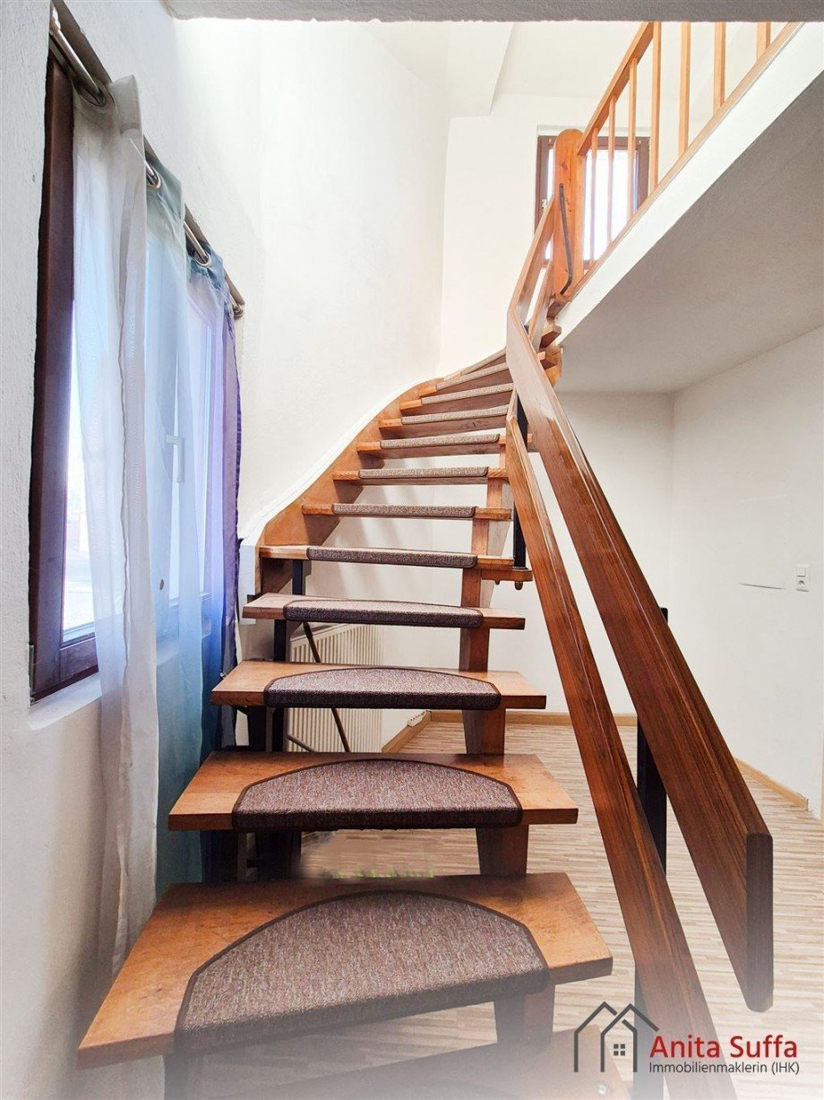 Holztreppe (links) zum OG Doppelhaush�lfte Diespeck