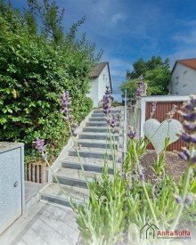 Treppenaufgang 2 Gro�z�giges Doppelhaus mit Weitblick, Gartenidylle und vielseitigen Nutzungsm�glichkeiten!