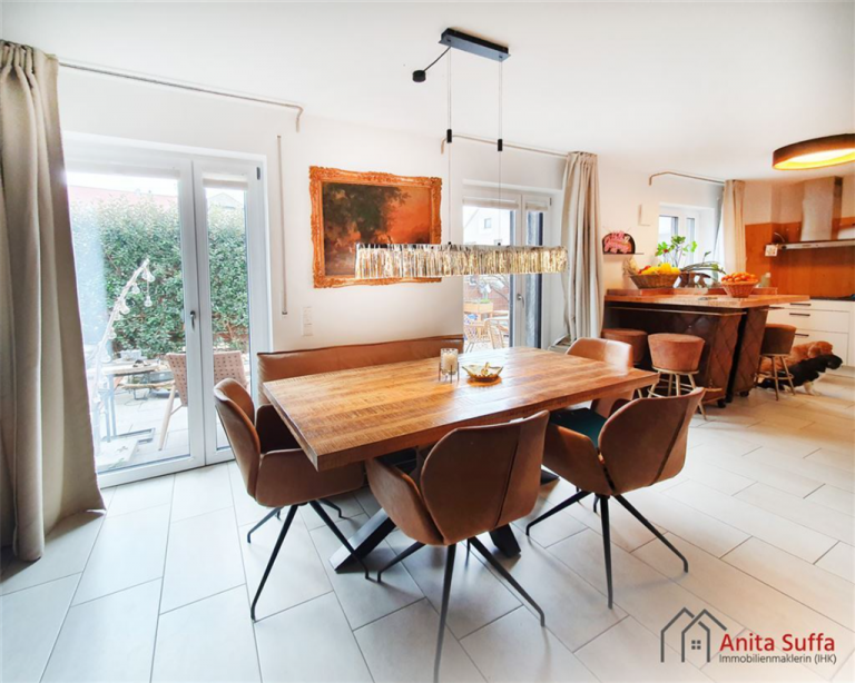 Essbereich mit Blick in die K�che Neustadt a d Aisch Erdgeschosswohnung Gr�nes Wohnambiente trifft modernen Komfort - Erdgeschoss mit Garten