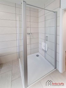bodenebene Dusche Lichtdurchflutetes Wohnen: KfW-55-Apartment mit Wintergarten, Aufzug und Doppelcarport!