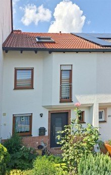 NeueFassade Familienfreundliches Reihenhaus mit viel Platz auf drei Etagen