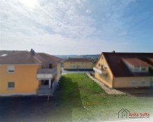 Ausblick Lichtdurchflutetes Wohnen: KfW-55-Apartment mit Wintergarten, Aufzug und Doppelcarport!