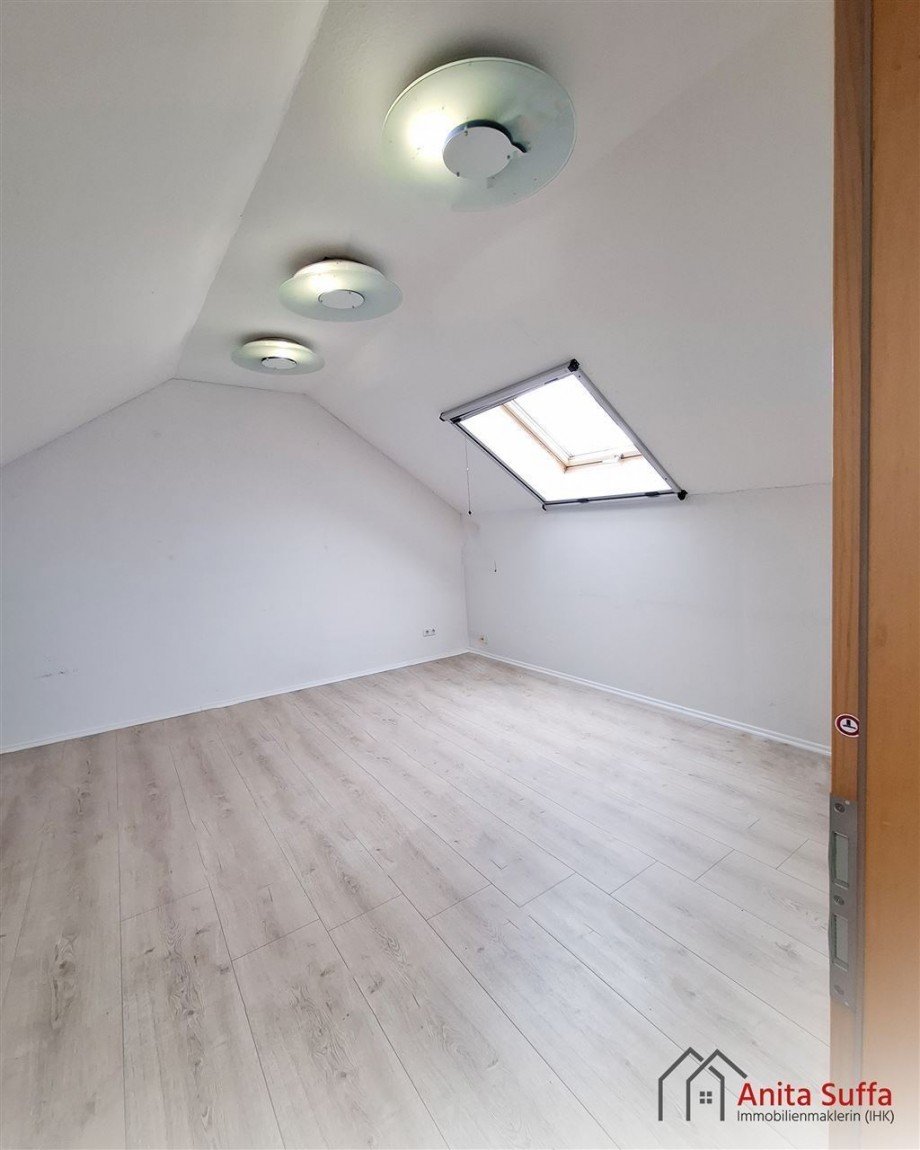 Zimmer DG Zweifamilienhaus Lonnerstadt